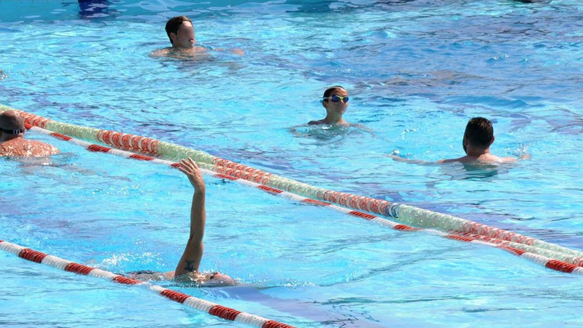 "Ha saltato la coda": lite in piscina. Uomo colpito al volto finisce all'ospedale