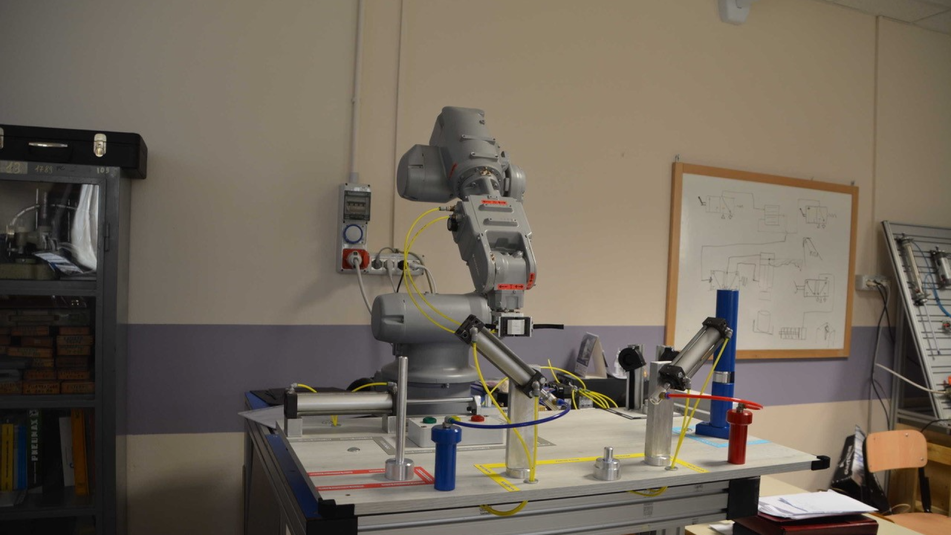 Svuotato il laboratorio di meccanica del Mattei. Bottino da 20mila euro