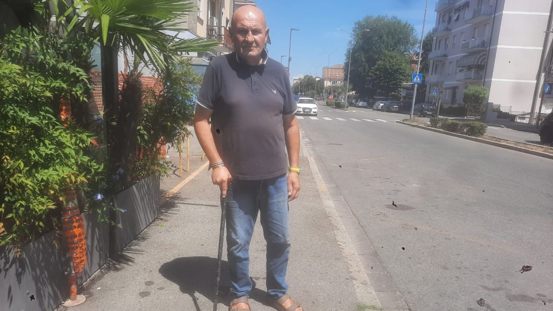 Ginocchio rotto, ma per il medico può lavorare. "Però io non riesco a camminare"