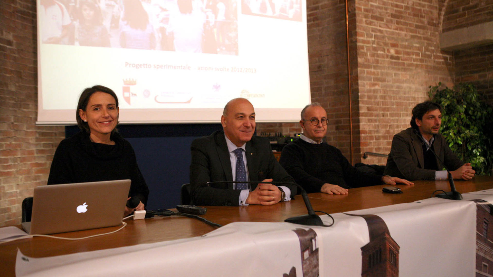 Piazza Cavalli: gazebo e strutture mobili per sedersi