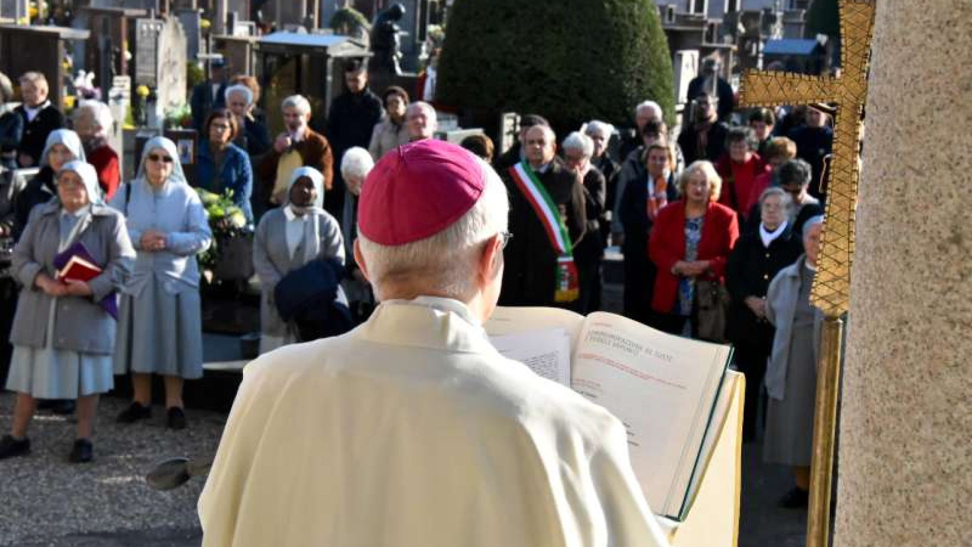 Ognissanti, in ricordo dei propri cari. Anziana cade, non è grave