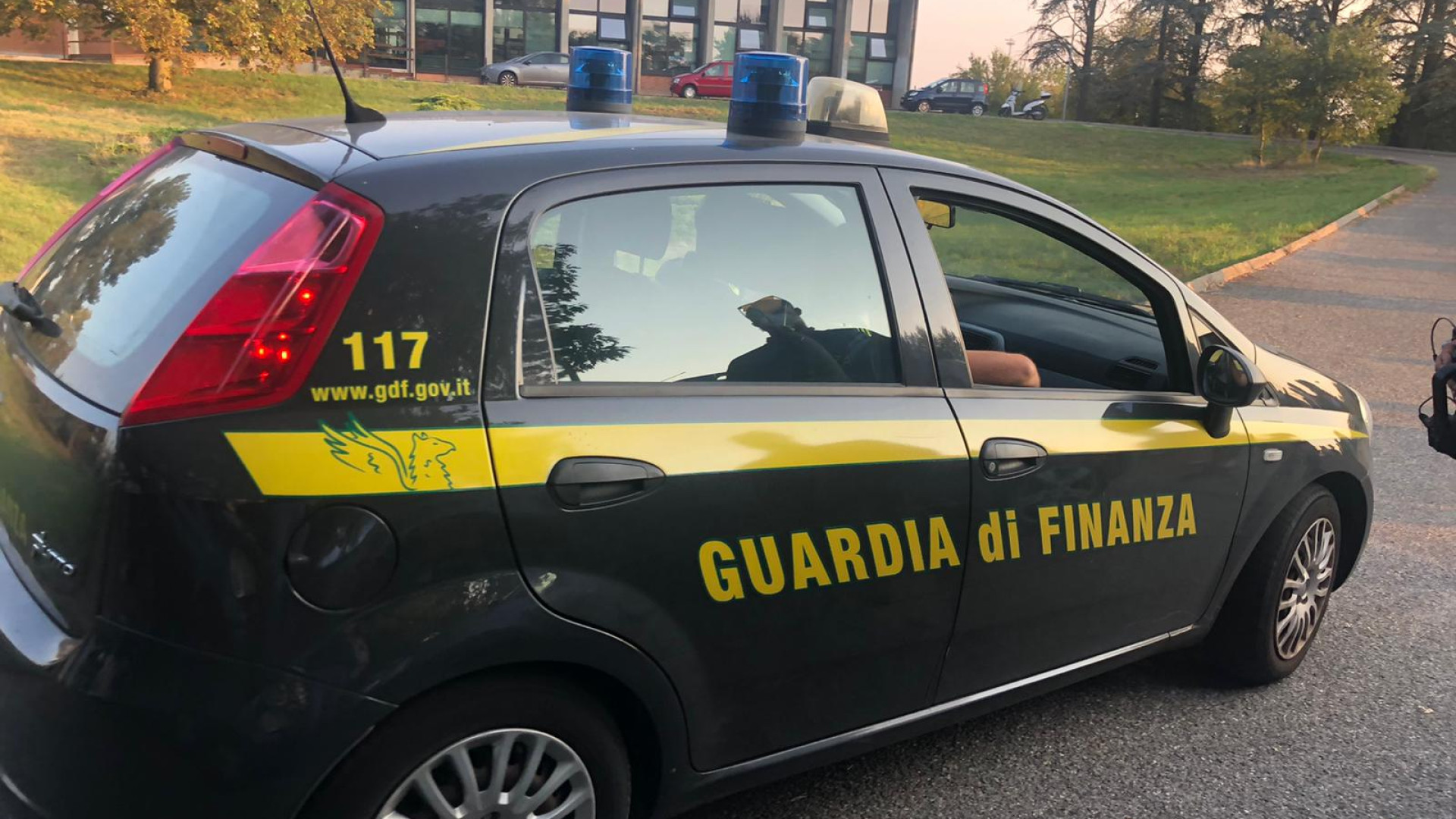 Andena: "Distanziamento complicato". In campo anche le forze dell'ordine