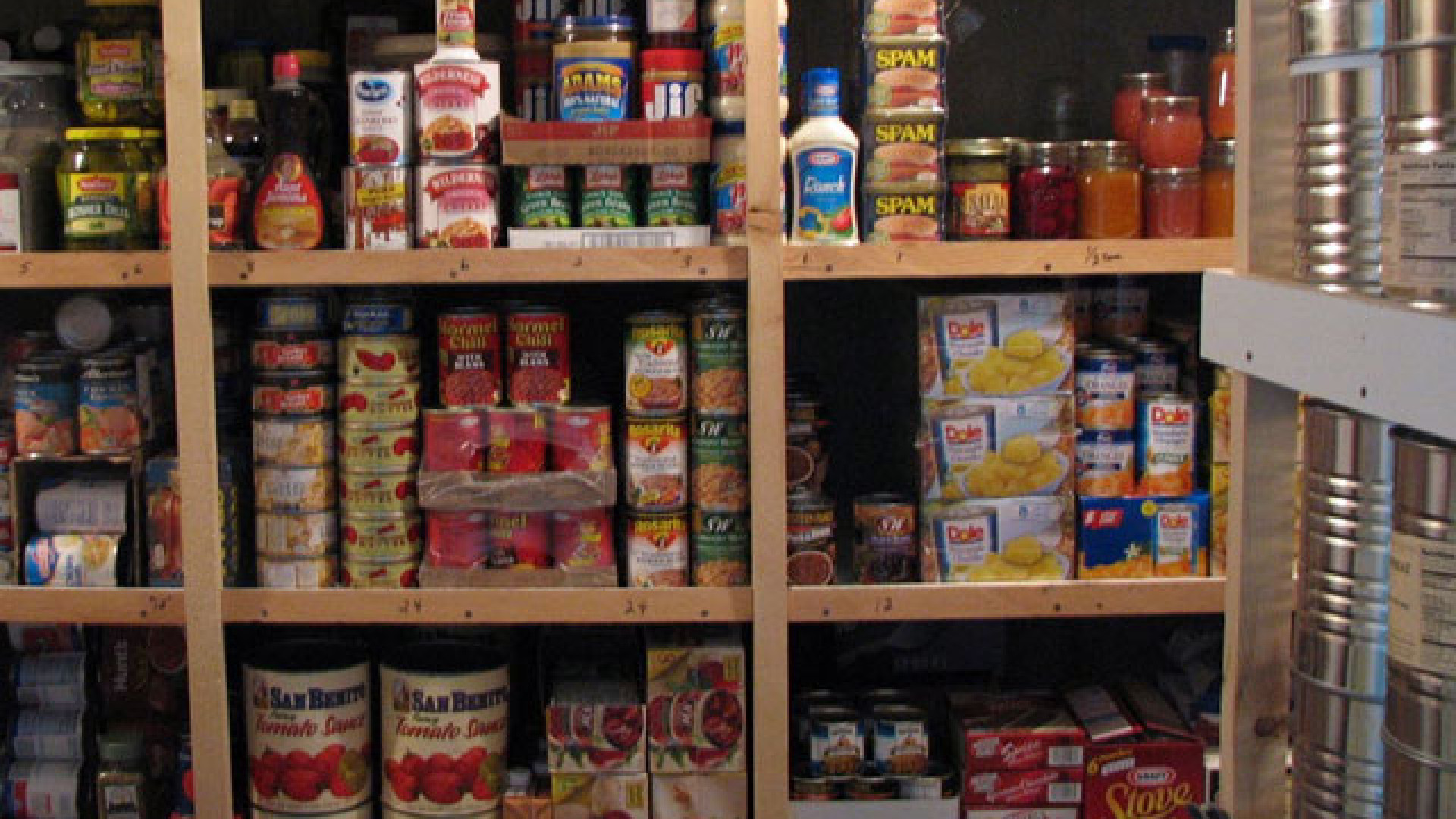 Belvedere: razzia di scorte alimentari e strumenti musicali in quattro cantine