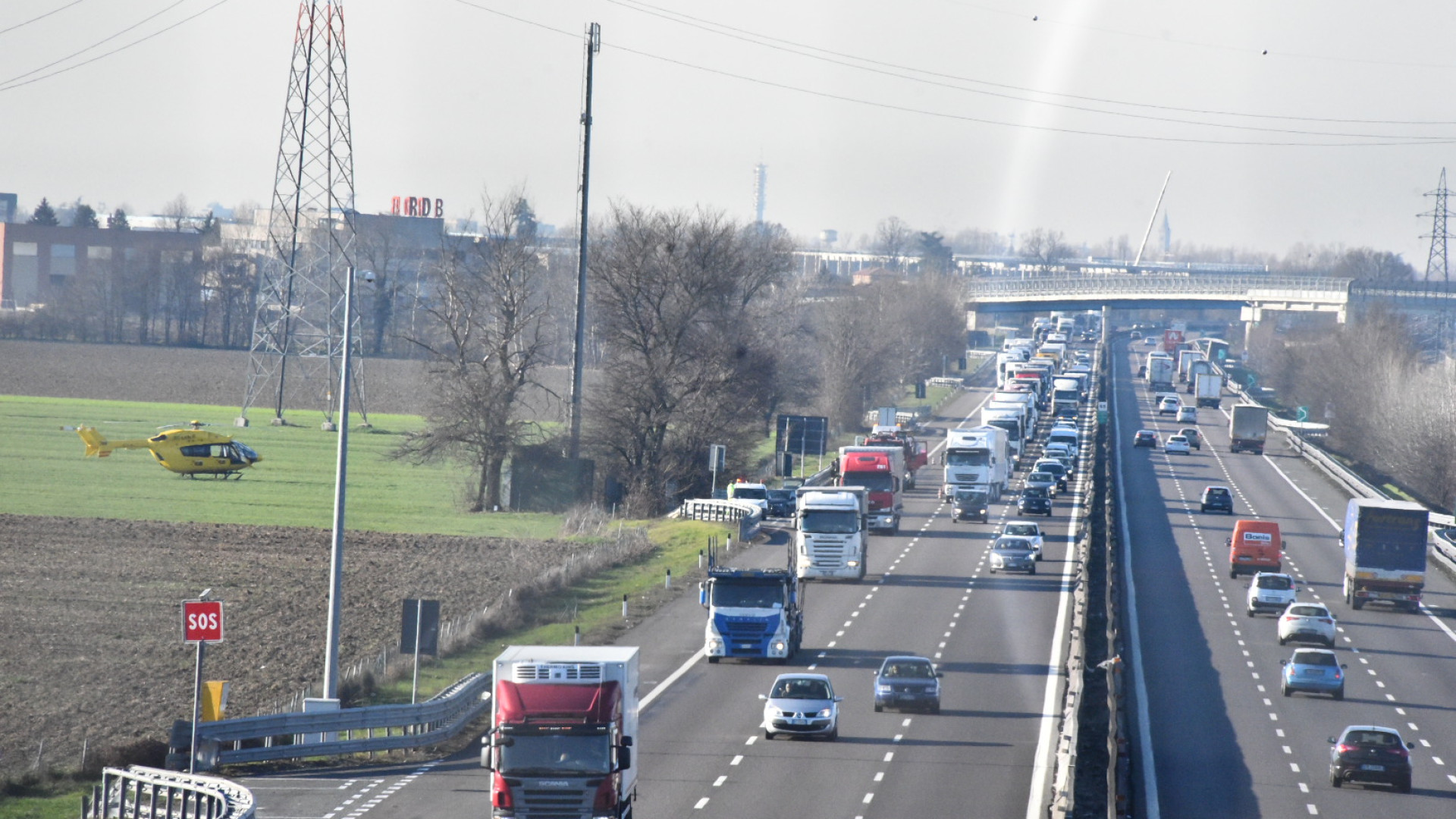 Incidente in A1 a Pontenure: lunghe code. Auto fuori strada, un ferito