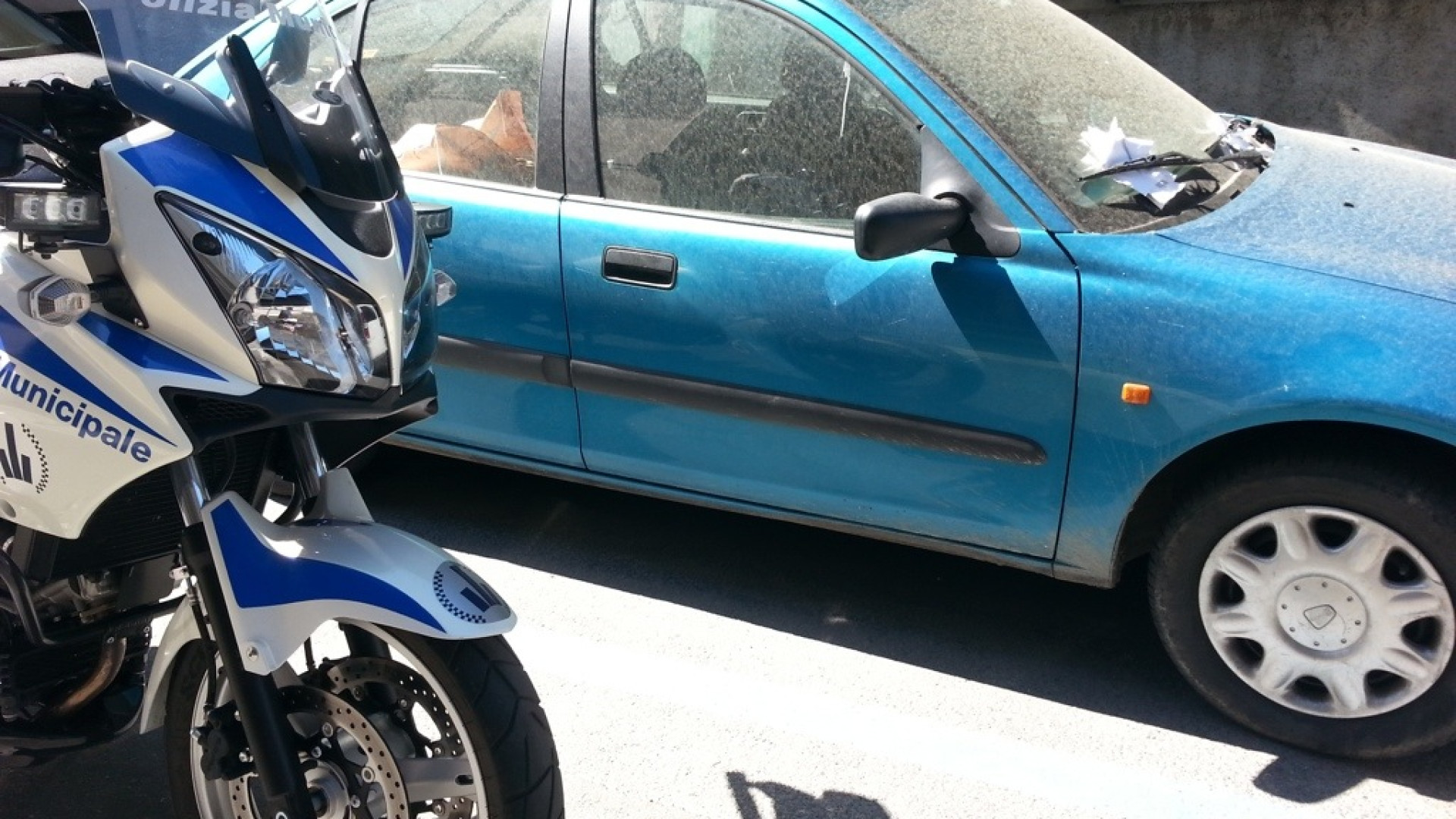 Polizia Municipale: sequestrati 17 mazzi di fiori. Rinvenuta un'auto rubata