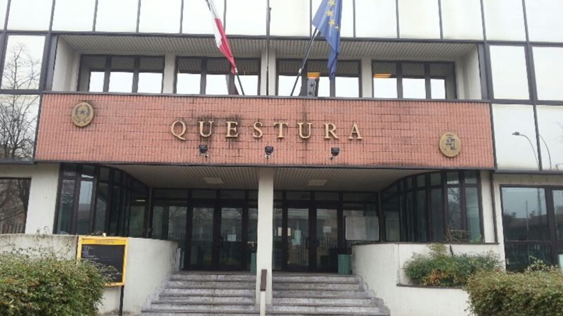 Con la droga nei pressi della Questura, egiziano denunciato