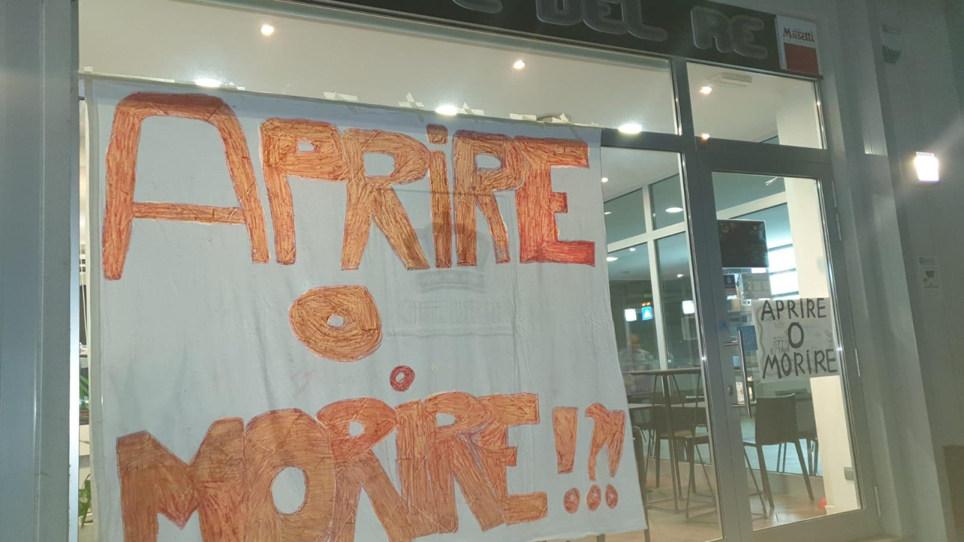 "Aprire o morire": la protesta di pubblici esercizi e negozi pronti a scendere in piazza