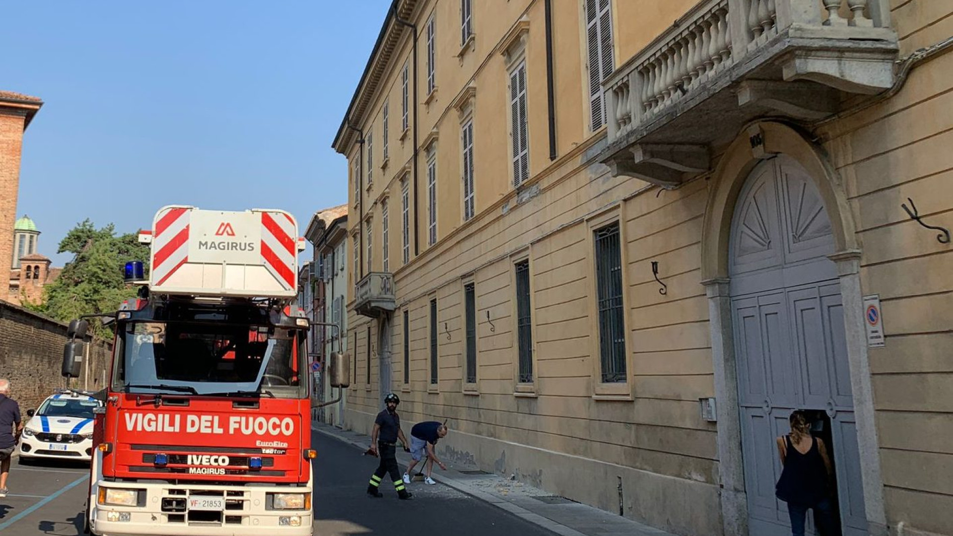 Si stacca una bordura da una facciata, caduti calcinacci in via Campagna