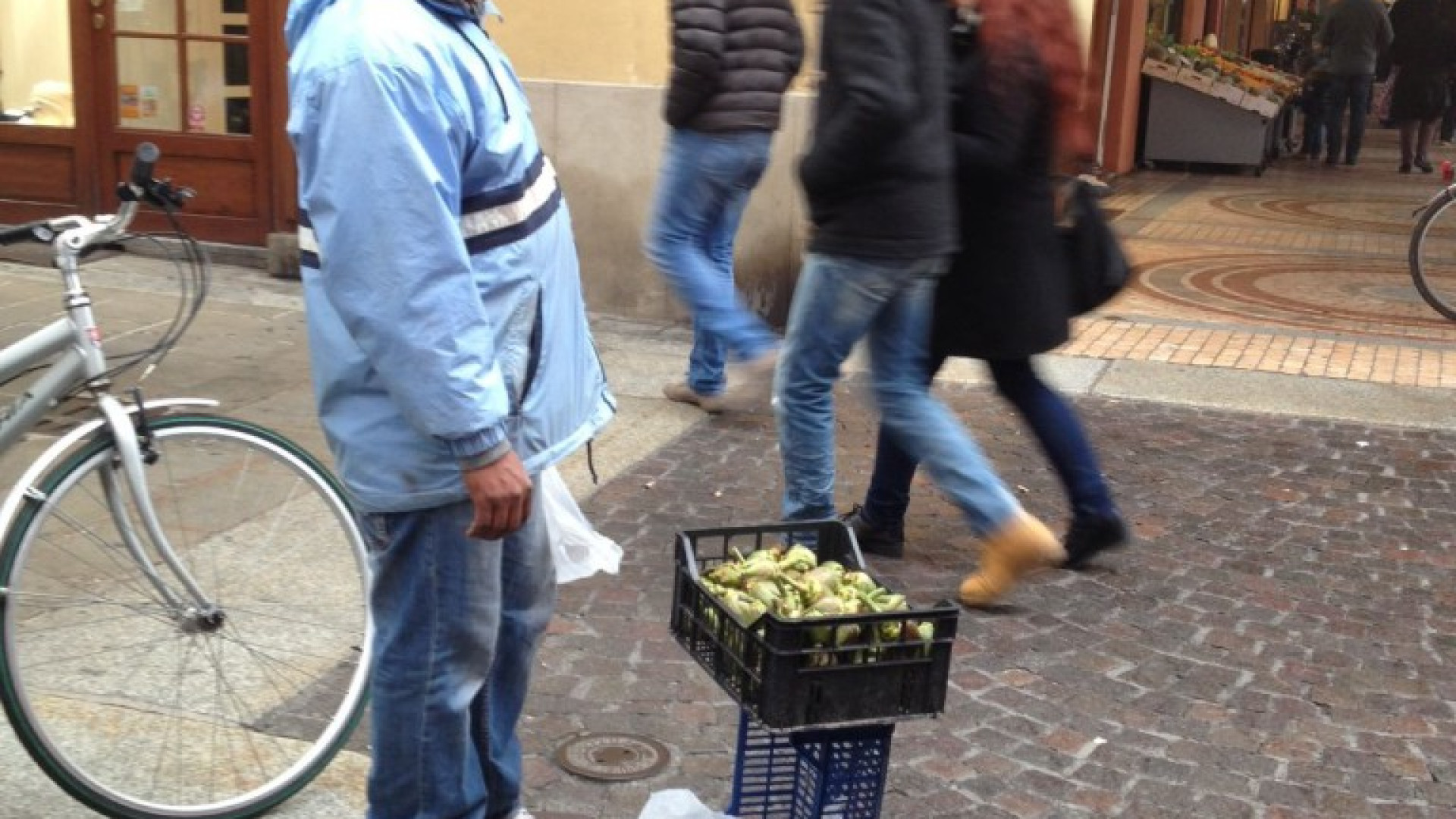 Sequestrati 20 chili di carciofi nascosti nei bagni di piazza Duomo