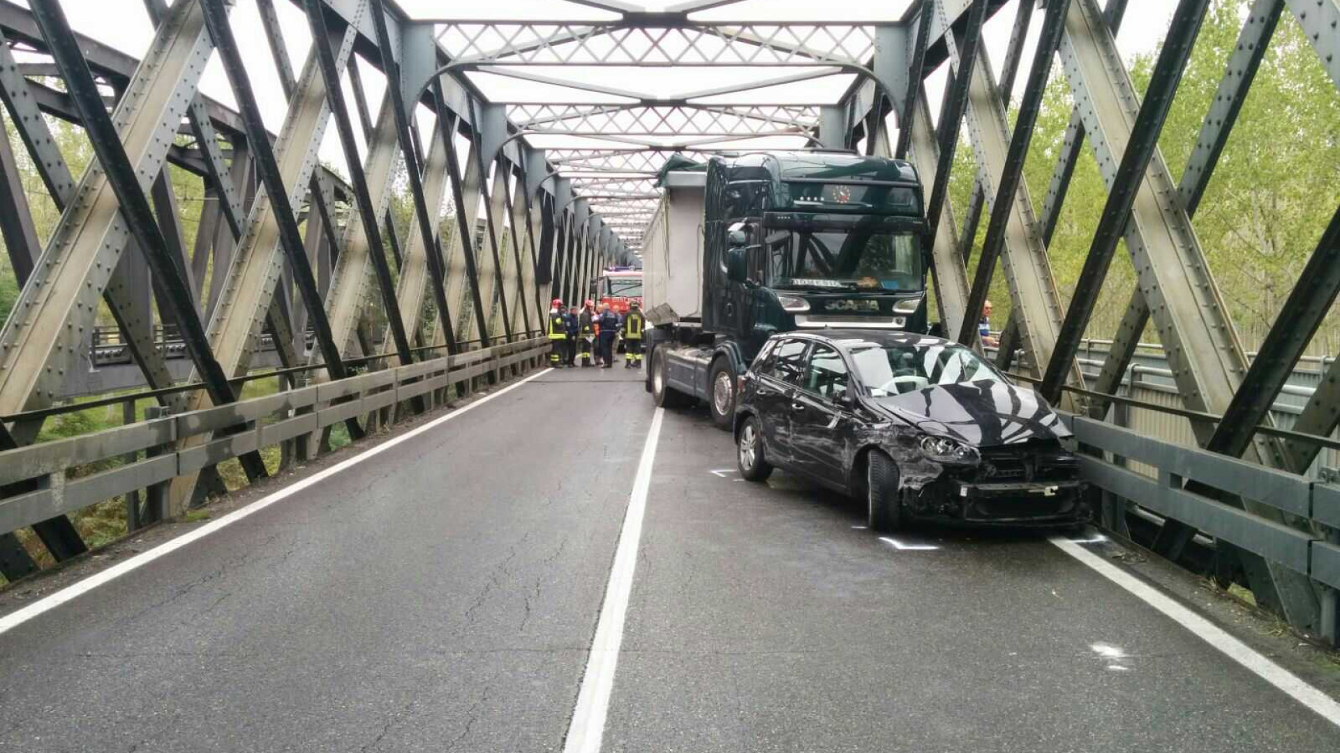 Castelvetro, scontro sul ponte: ferito un piacentino, camionista sanzionato