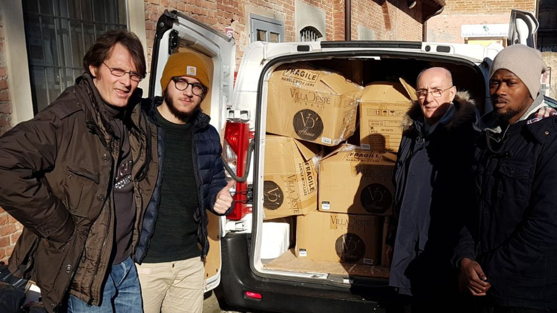 Generosità record: famiglia dona alla Caritas 550 indumenti invernali