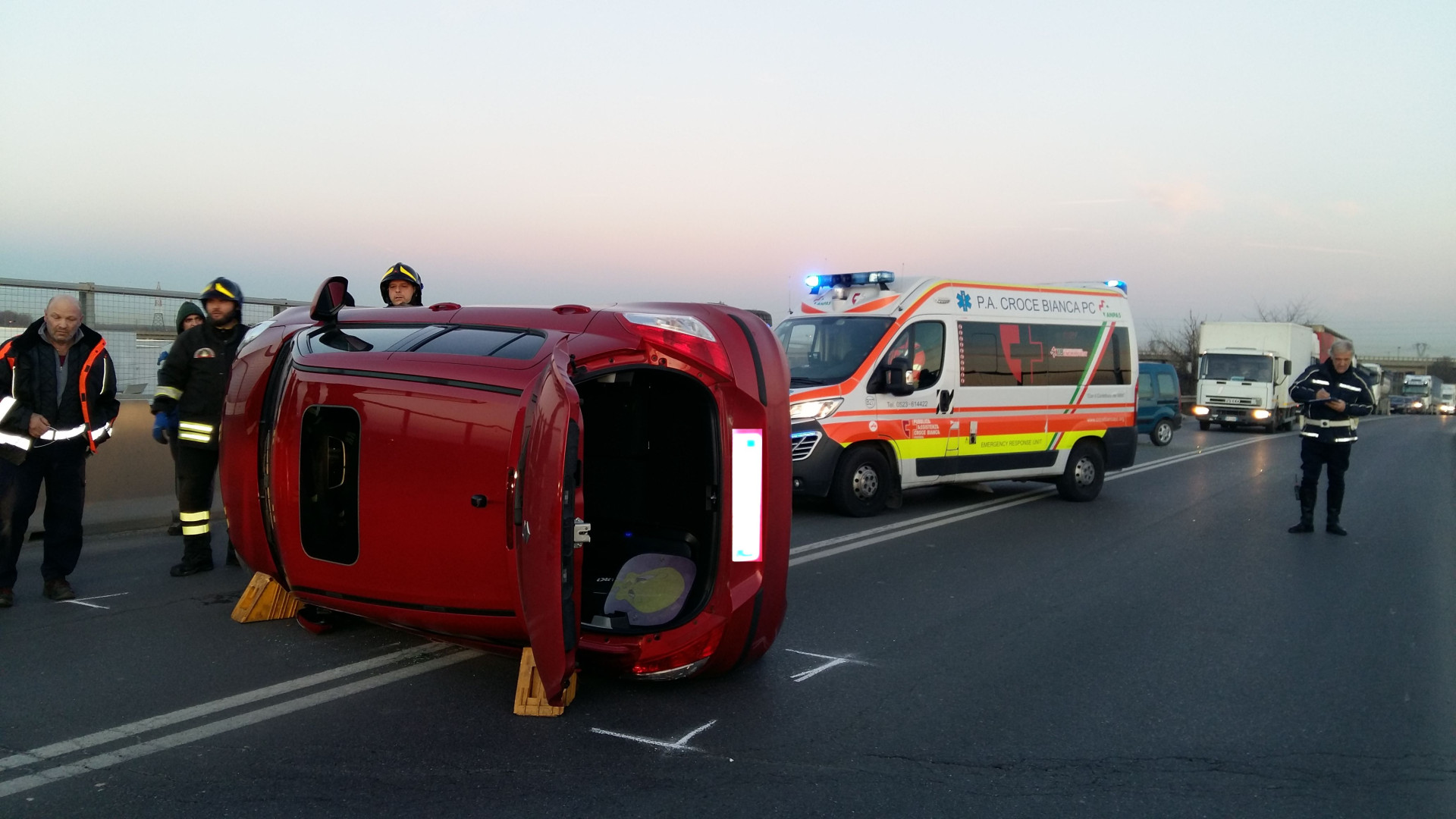 Auto ribaltata sulla Caorsana, 50enne incastrata nell'abitacolo: illesa. Lunghe code