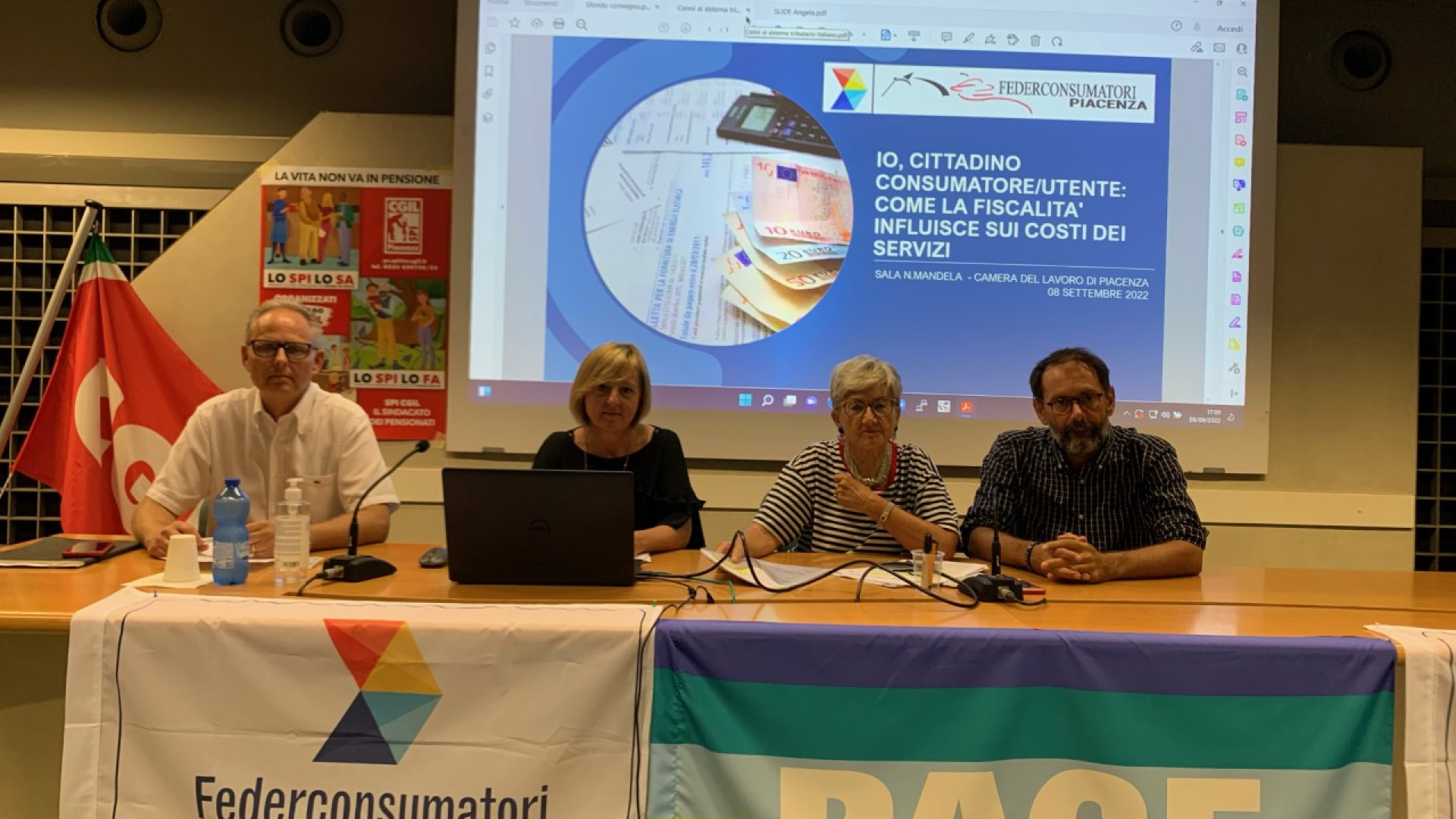 "Stacco le prese e guardo le offerte": come si difendono i pensionati dal caro-prezzi