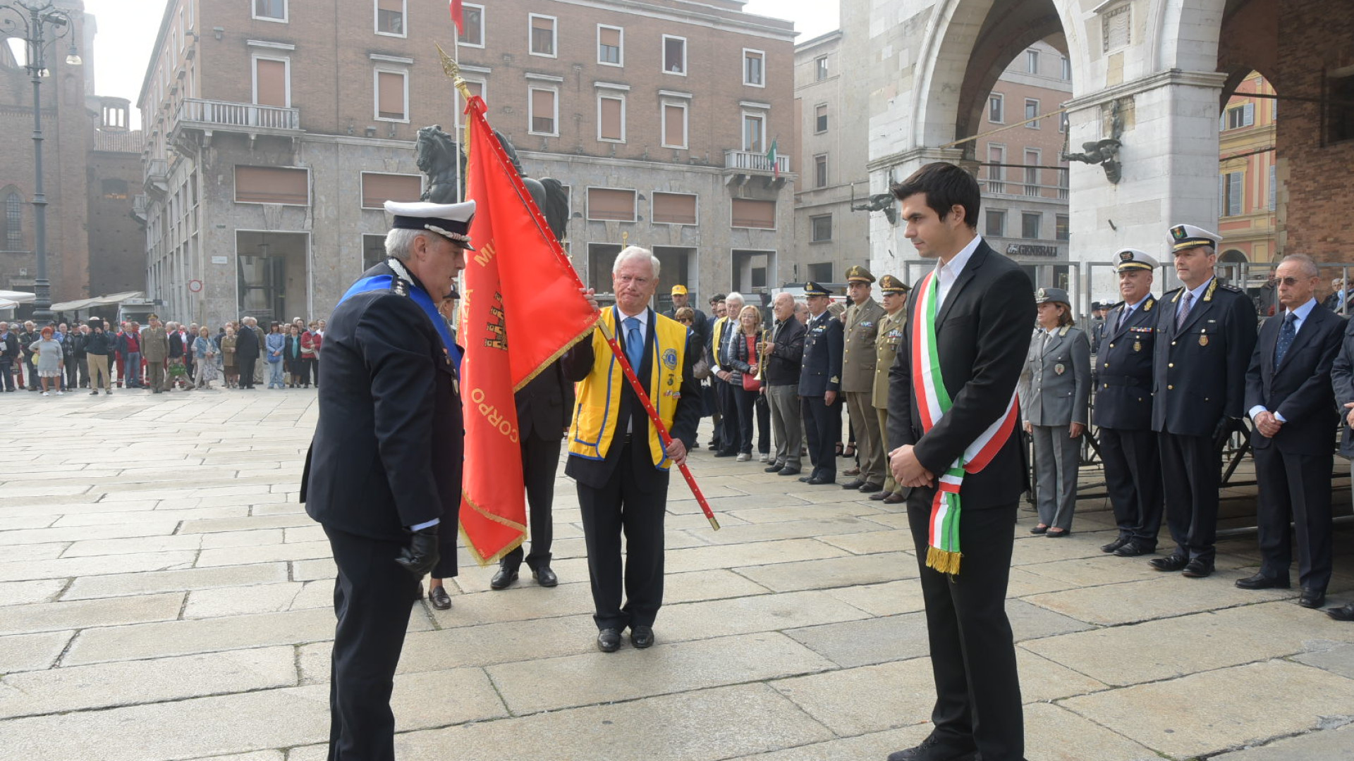 Tutti gli agenti della Municipale schierati e consegna della bandiera