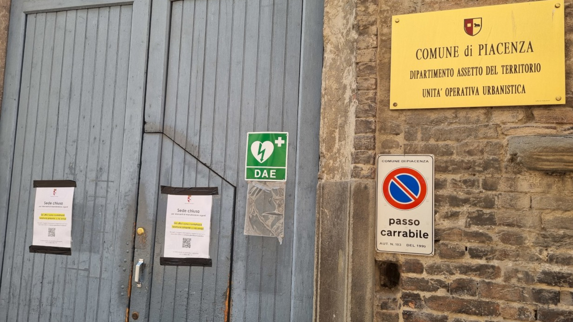 Tetto deteriorato in via Scalabrini, uffici comunali trasferiti in via Beverora