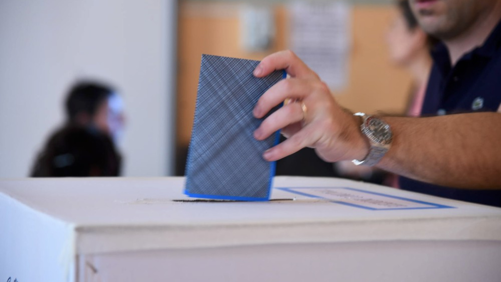 Elezioni in otto comuni, l'affluenza crolla al 49,8%.  Oggi urne aperte fino alle 15