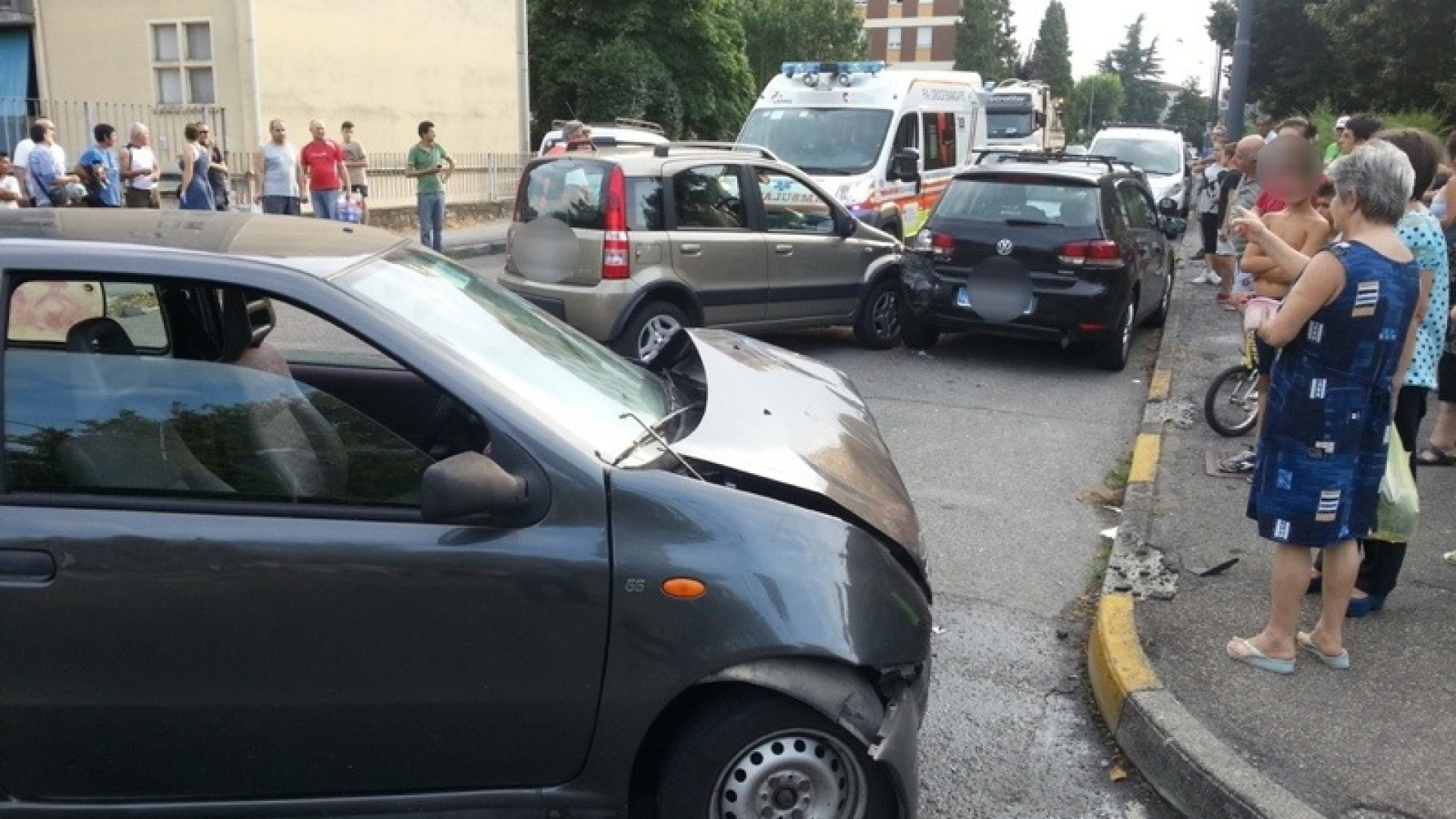 Via Penitenti, due auto si scontrano e finiscono contro una macchina in sosta