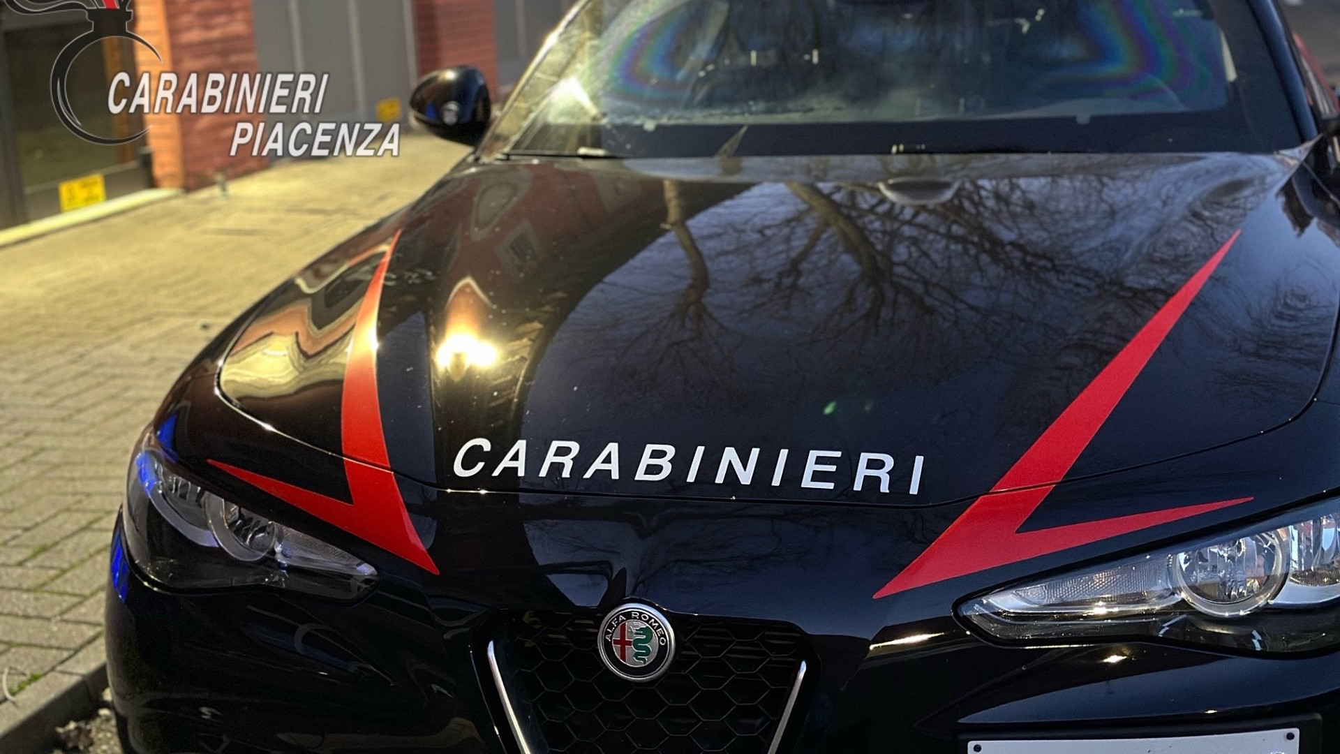 Sorpresi in auto con hashish e cocaina: due diciannovenni finiscono ai domiciliari