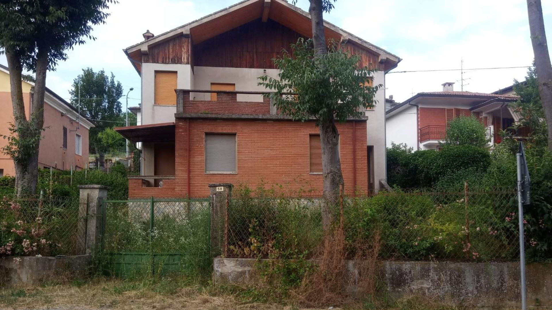 Non ce l'ha fatta il capriolo rimasto intrappolato in un giardino abbandonato