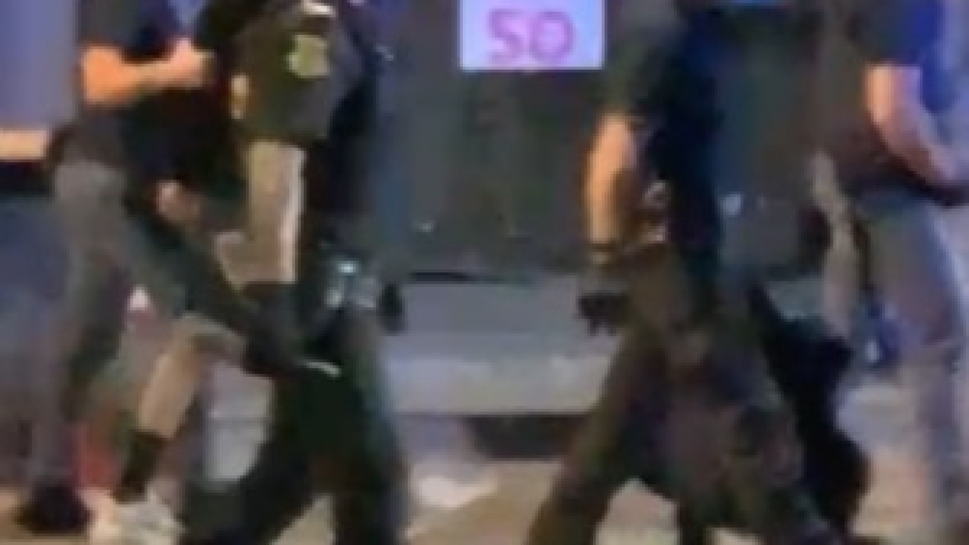 Follia nella notte in via Colombo, un uomo lancia bottiglie dalla finestra