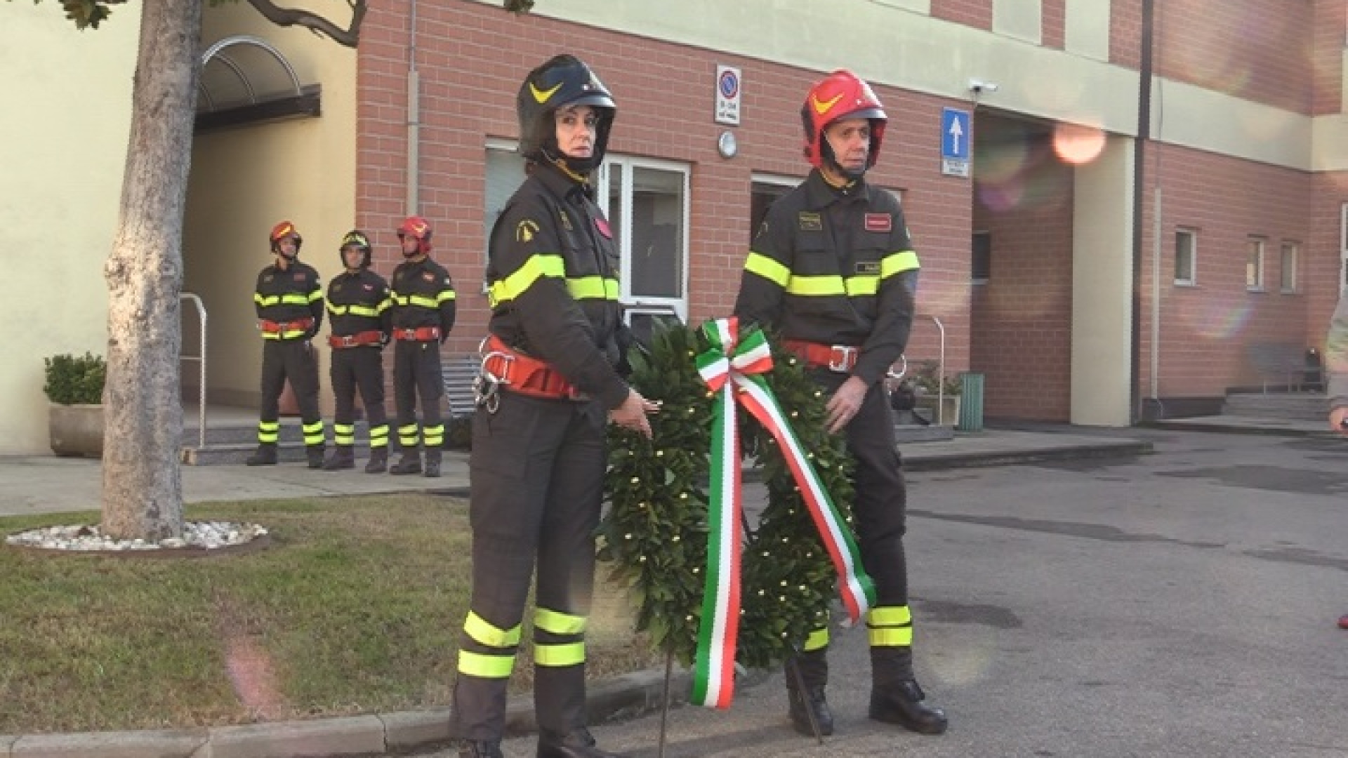 Vigili del fuoco in festa. Il comandante Pilotti: "Serve una nuova autorimessa"
