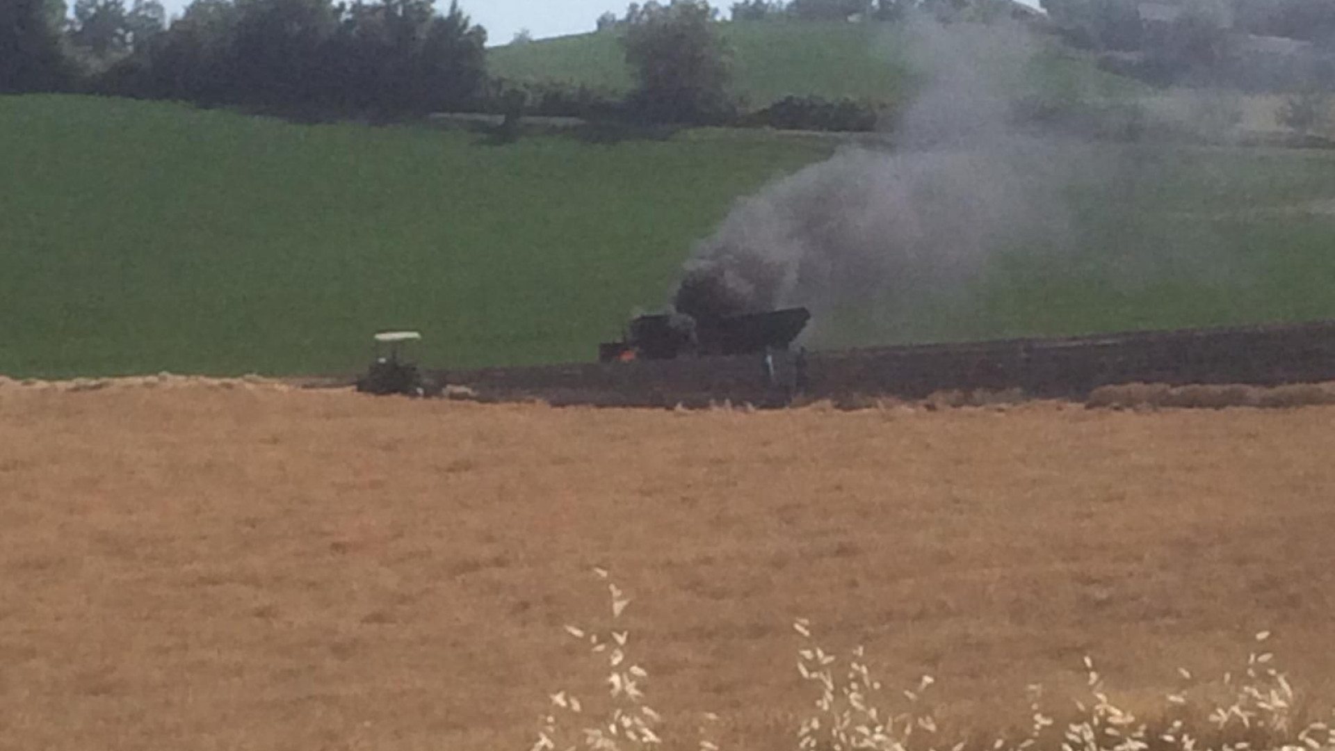 Trattore in fiamme ad Agazzano: il fuoco si espande in un campo di frumento