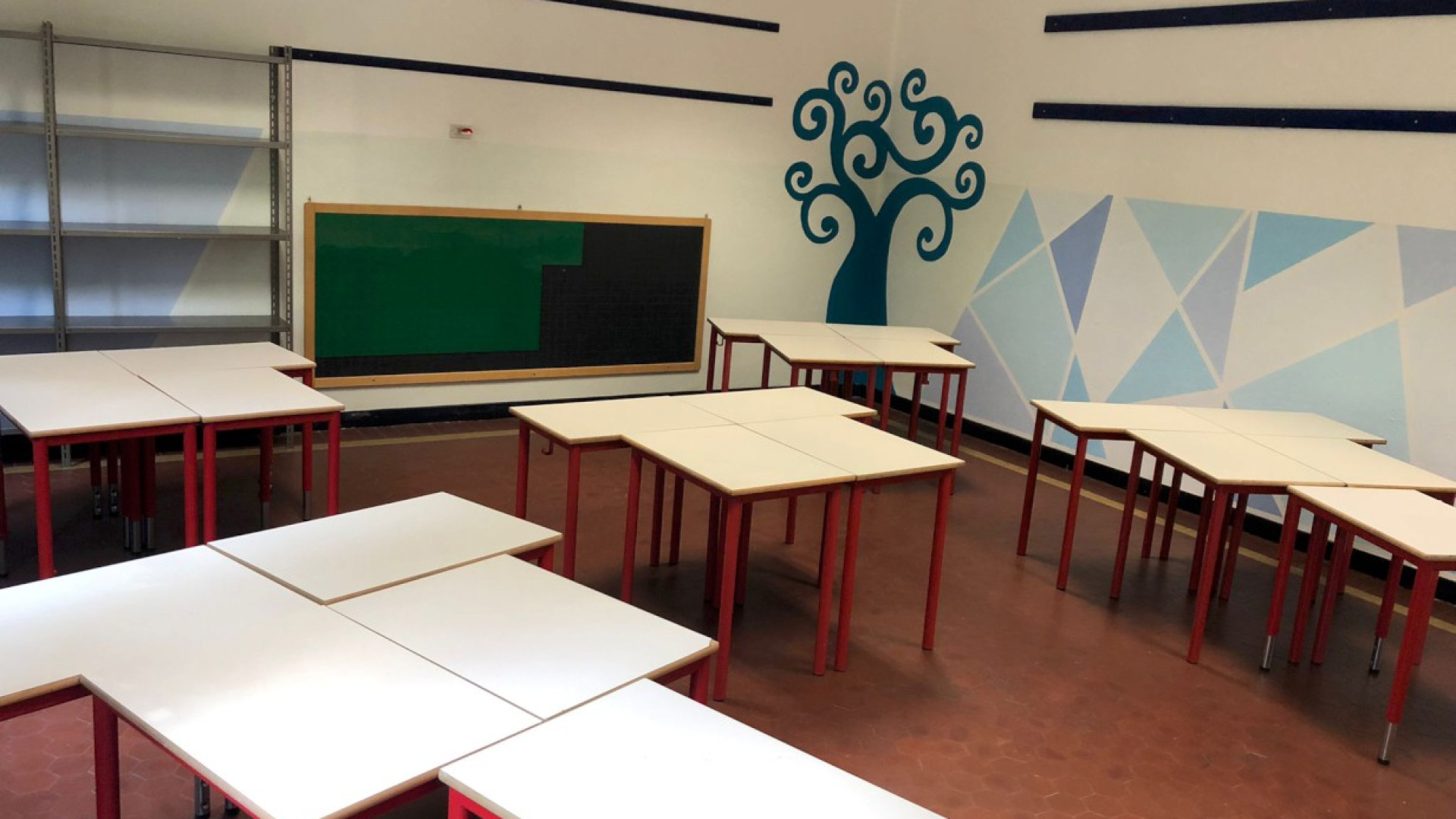 Genitori e docenti "dipingono" aule e corridoi della scuola Vittorino