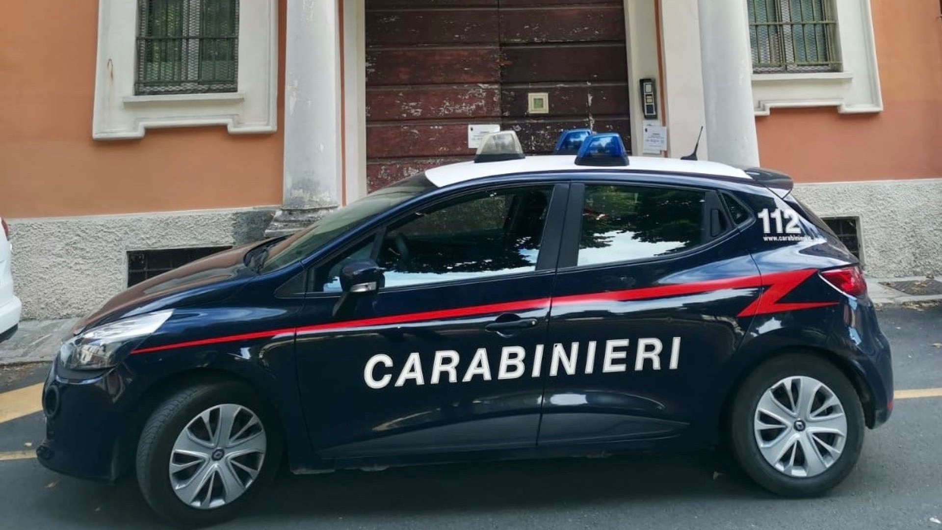 Ubriaco, maltratta il proprio cane: 60enne denunciato. Giovane con coltello nei guai