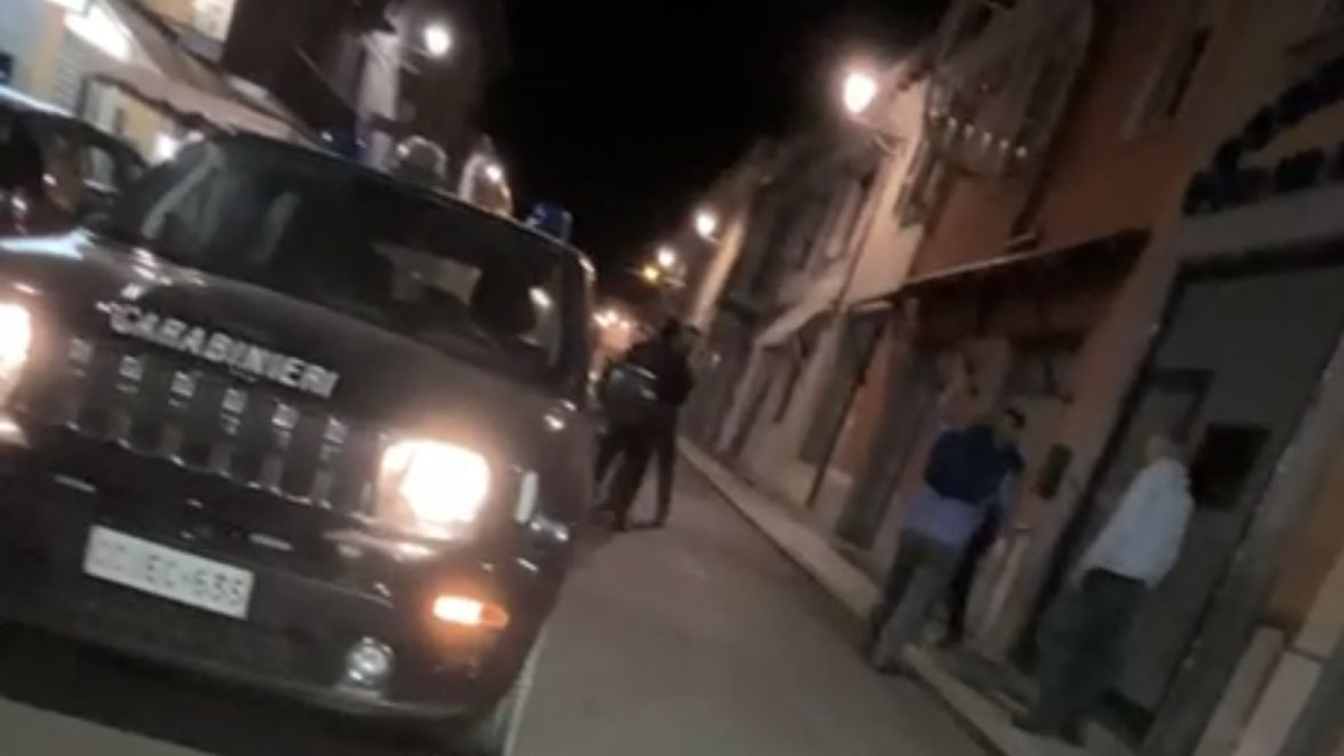 Caorso, lite tra due giovani degenera e partono coltellate: un ferito di striscio