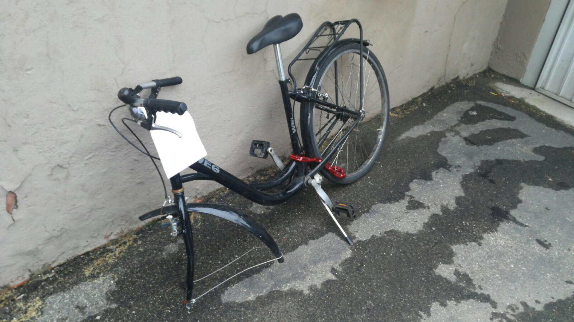 Bici in spalla con lucchetto e catena: denunciato 59enne per furto