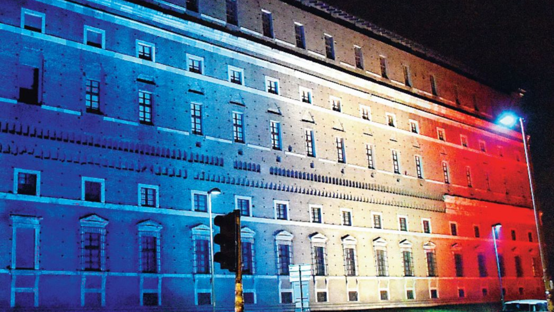 Il Farnese s'illumina con la bandiera francese. Clelia: "Bisogna uscire"