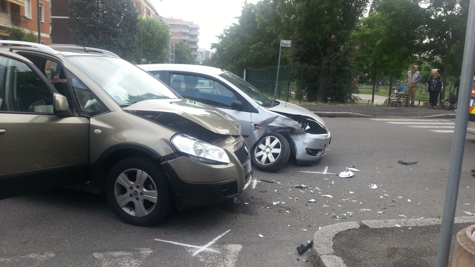 Via Foresti, spaventoso incidente ma nessun ferito grave