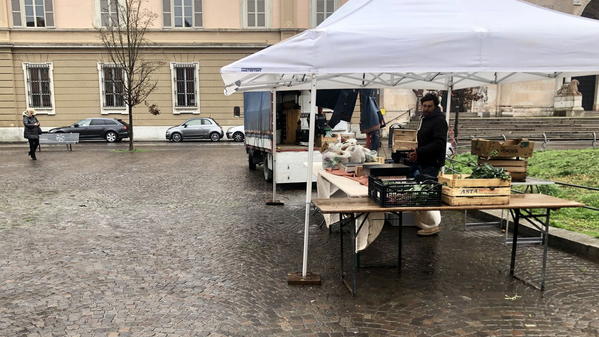 Torna il mercato contadino. Ma in piazza Duomo c'è solo un banco