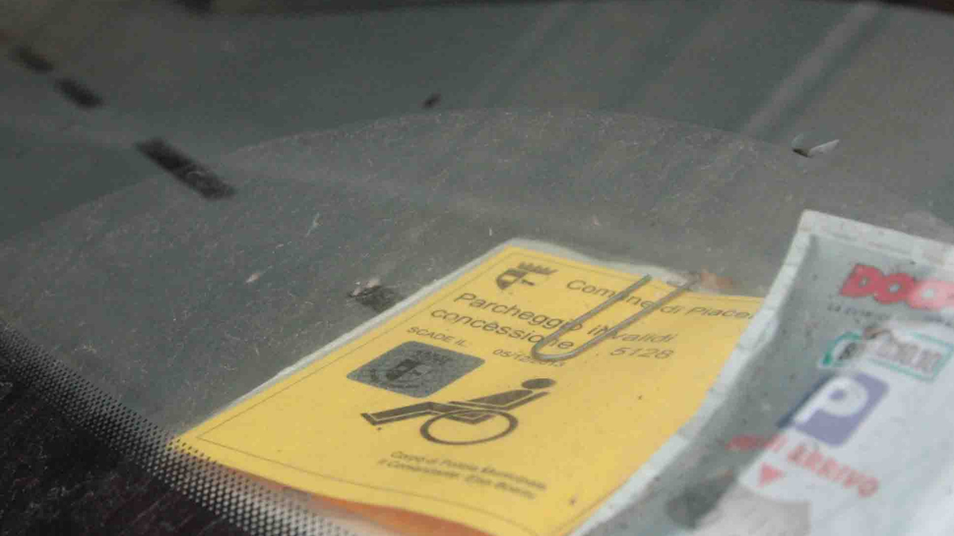 Uso improprio dei pass disabili, multate due donne in piazza Cavalli