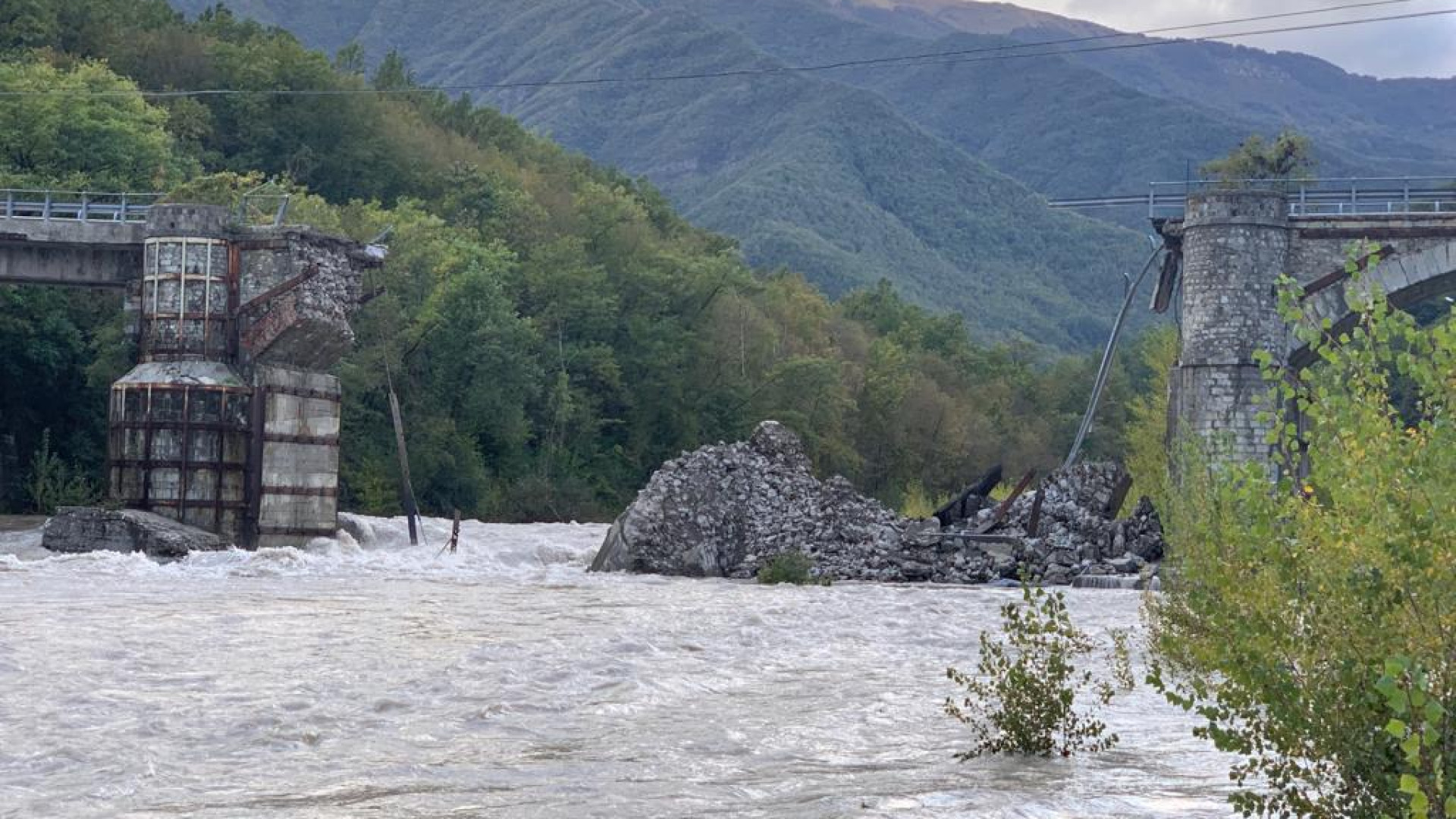 Tre tecnici indagati per il crollo di ponte Lenzino, manutenzione nel mirino