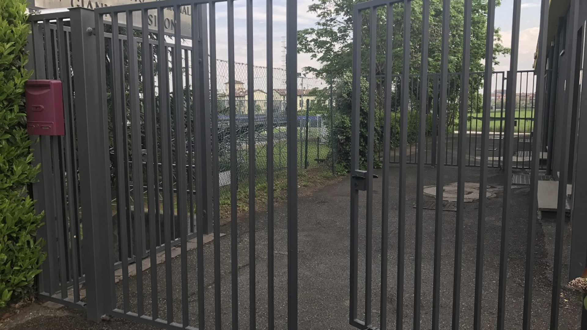 Cancelli aperti al Siboni. Impianto alla mercé di ladri e vandali