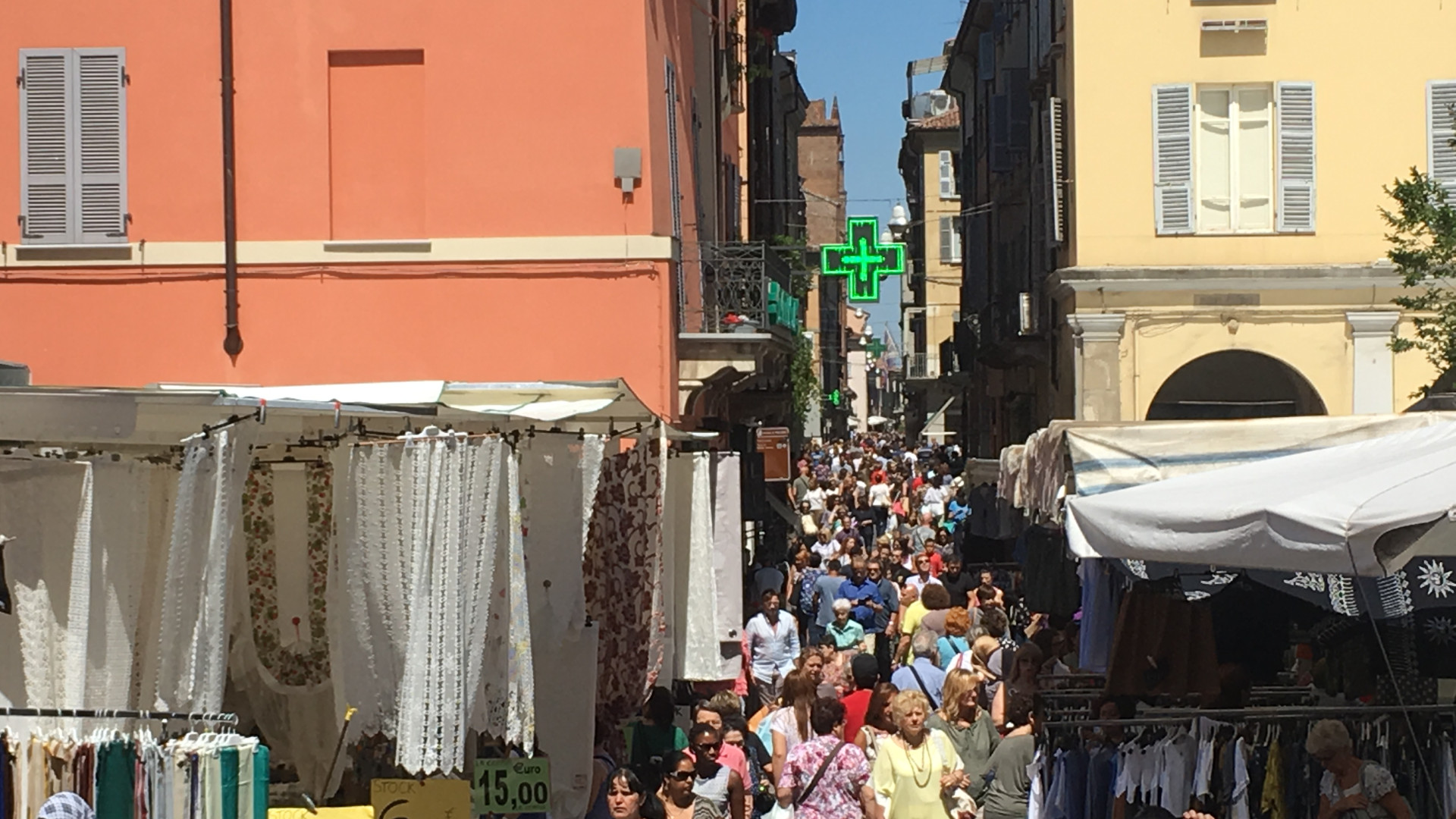 Saldi al via, centro affollato ma pochi acquisti