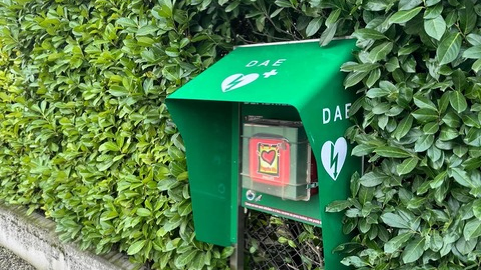 Nuovo defibrillatore a Villanova: il dono della famiglia Bulla in via Roma