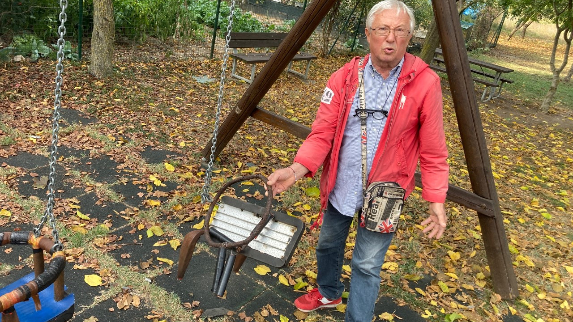 Il volontario: "Pronto a riparare l'altalena, ma il Comune mi dia i seggiolini"