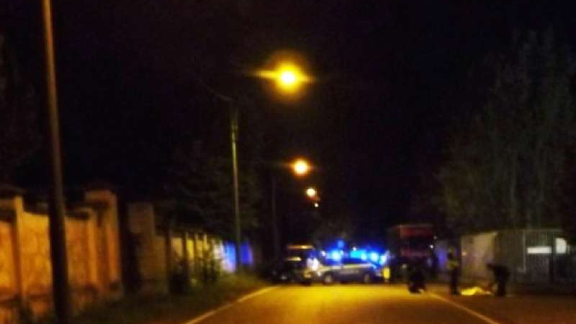 Donna investita e uccisa mentre cammina sul ciglio della strada