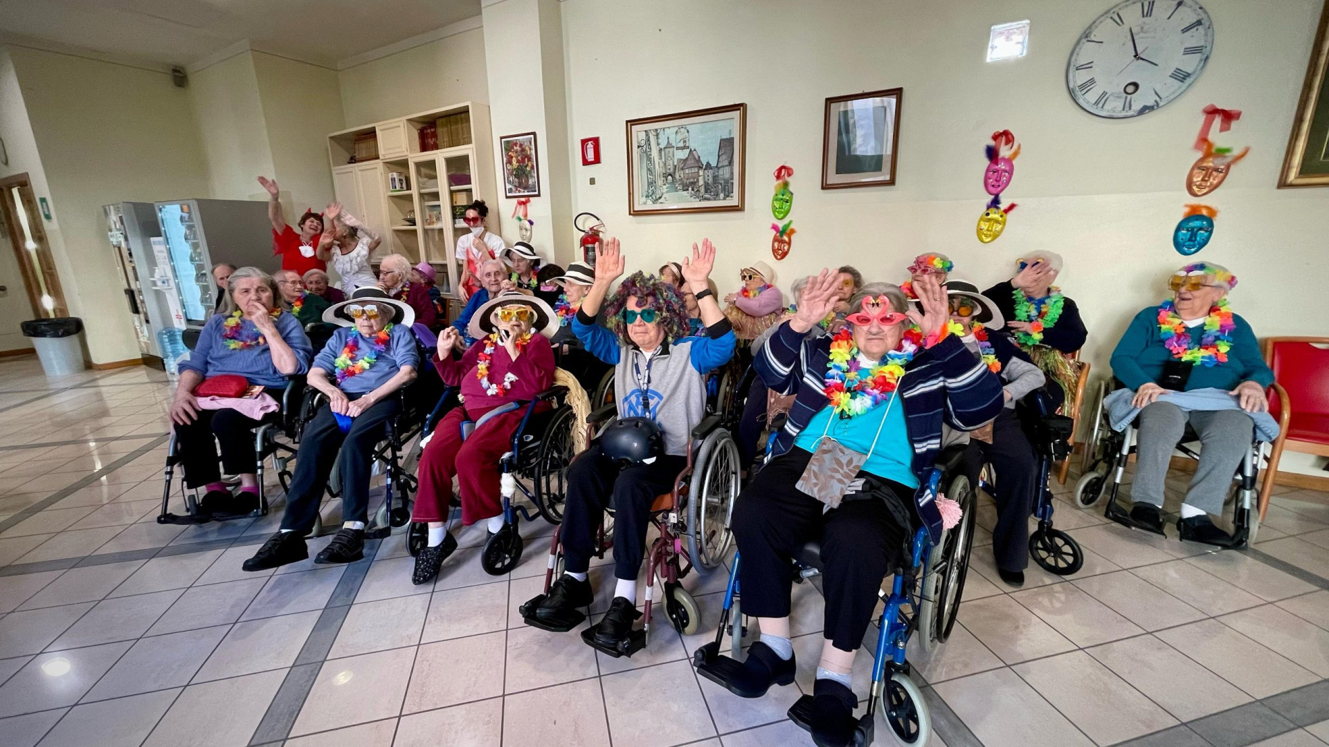 Il karaoke dei nonni a Cortemaggiore: vanno forte le mondine e Gianni Morandi