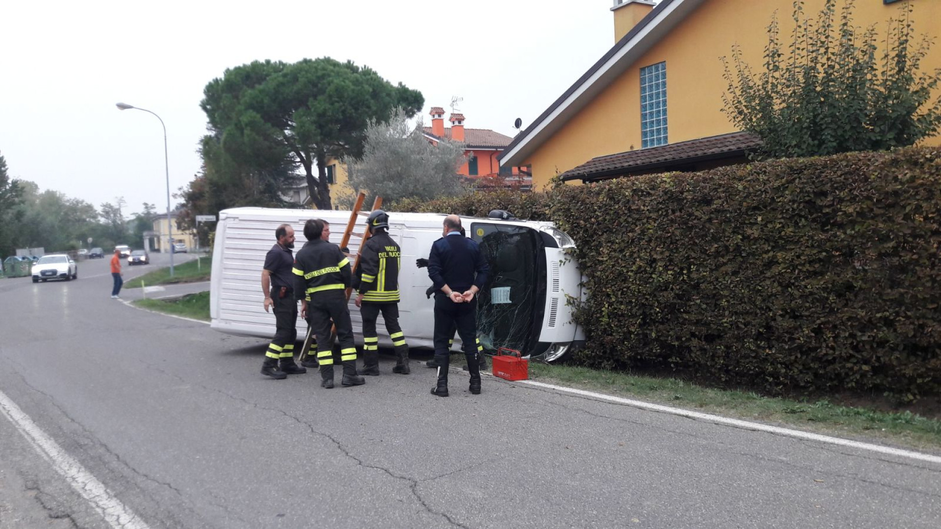 Furgoncino ribaltato su un fianco, paura a Viustino. Un ferito
