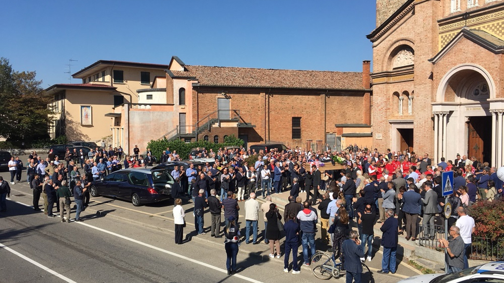 Sciarpe del Piace, cori dei tifosi e tante glorie biancorosse per Rubini