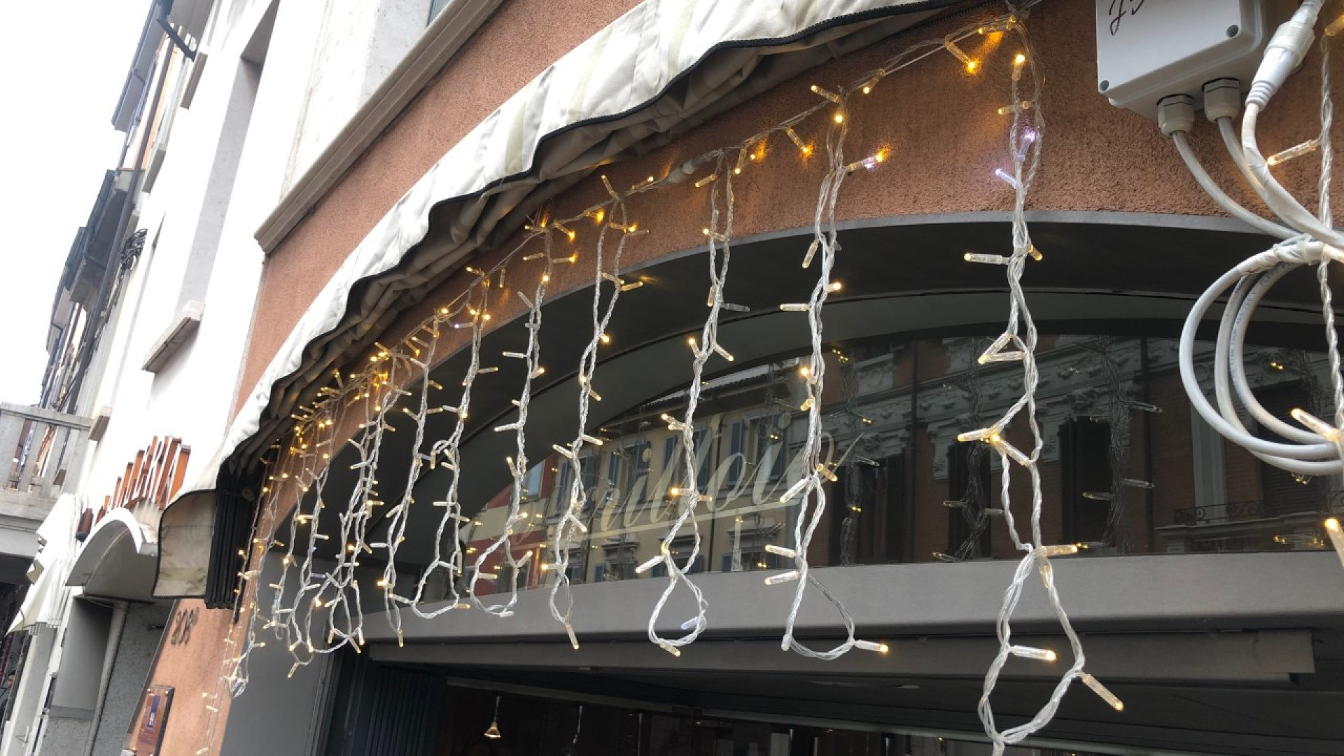 Sul Corso c’è già aria di Natale: vetrine addobbate. “E qualcuno compra i regali”