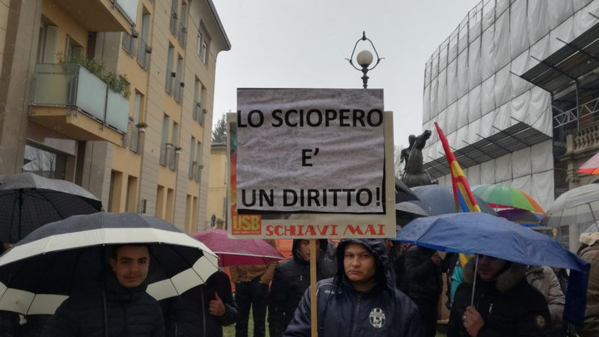 Gls pronta a lasciare Piacenza. Presidio davanti alla Prefettura contro 32 licenziamenti