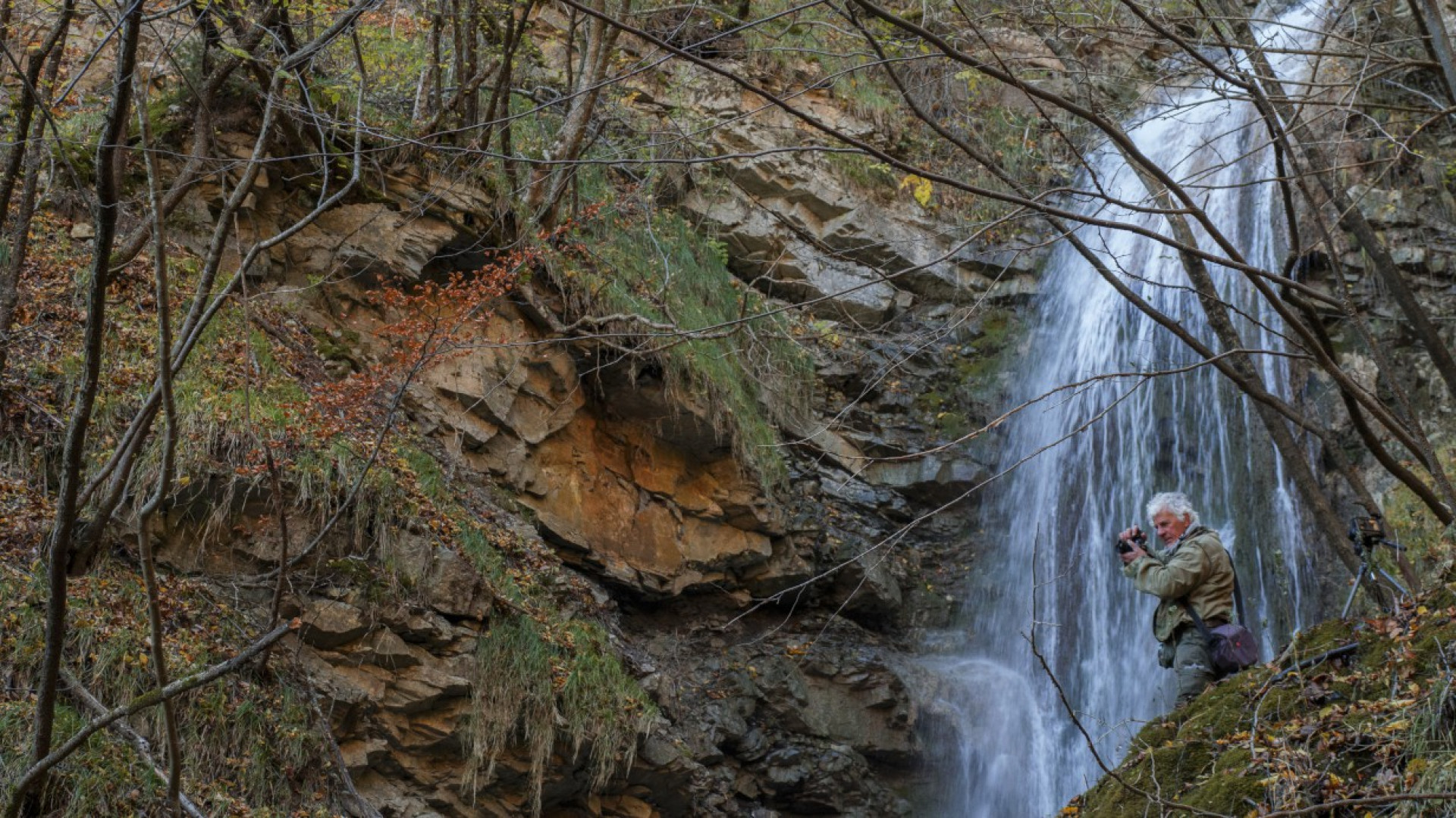 Case Torre a strapiombo sulle cascate di Pey in val Boreca e vista sul monte Lesima
