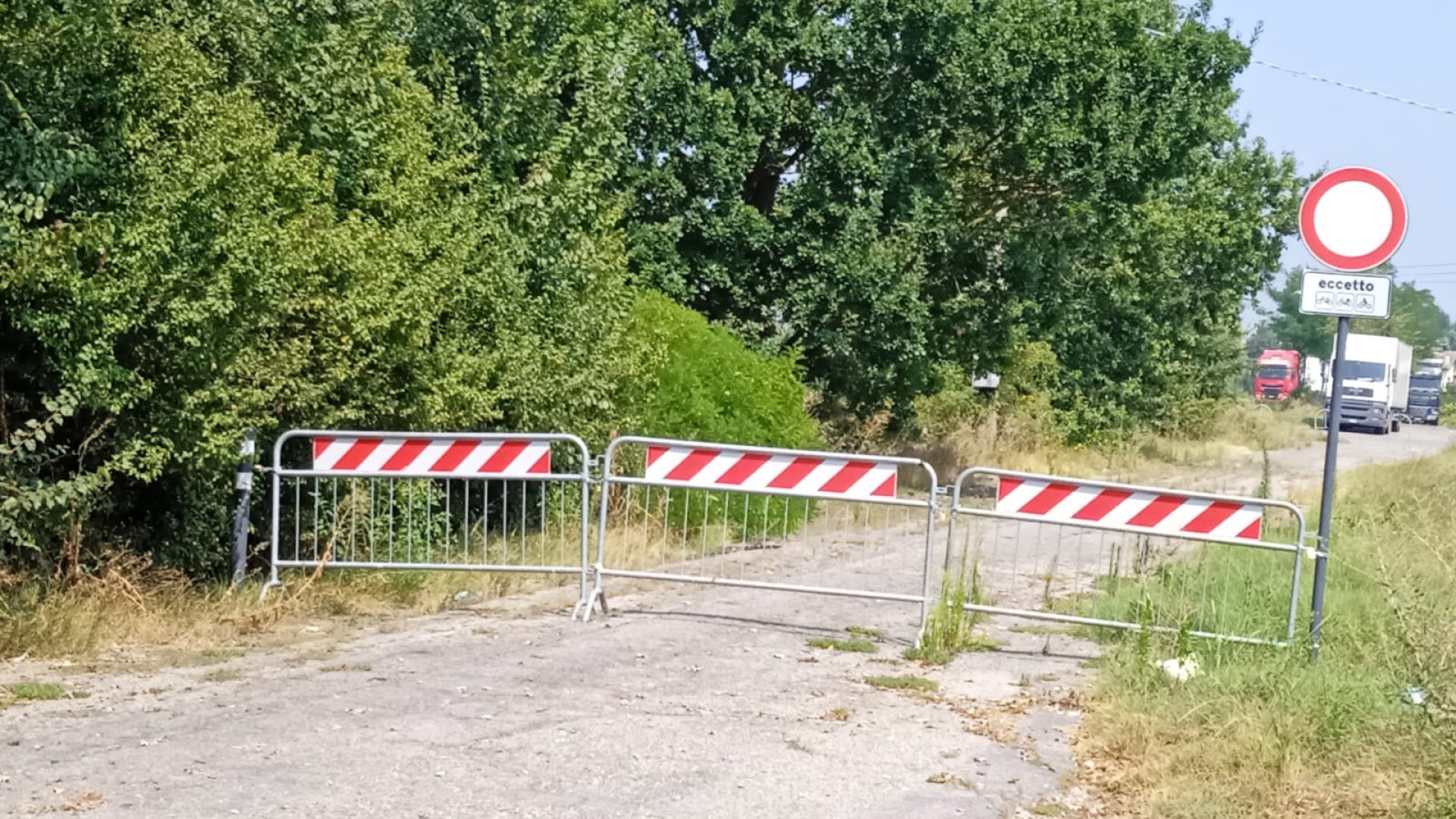 Cimitero di Pievetta, transenne e catene per vietare la sosta selvaggia
