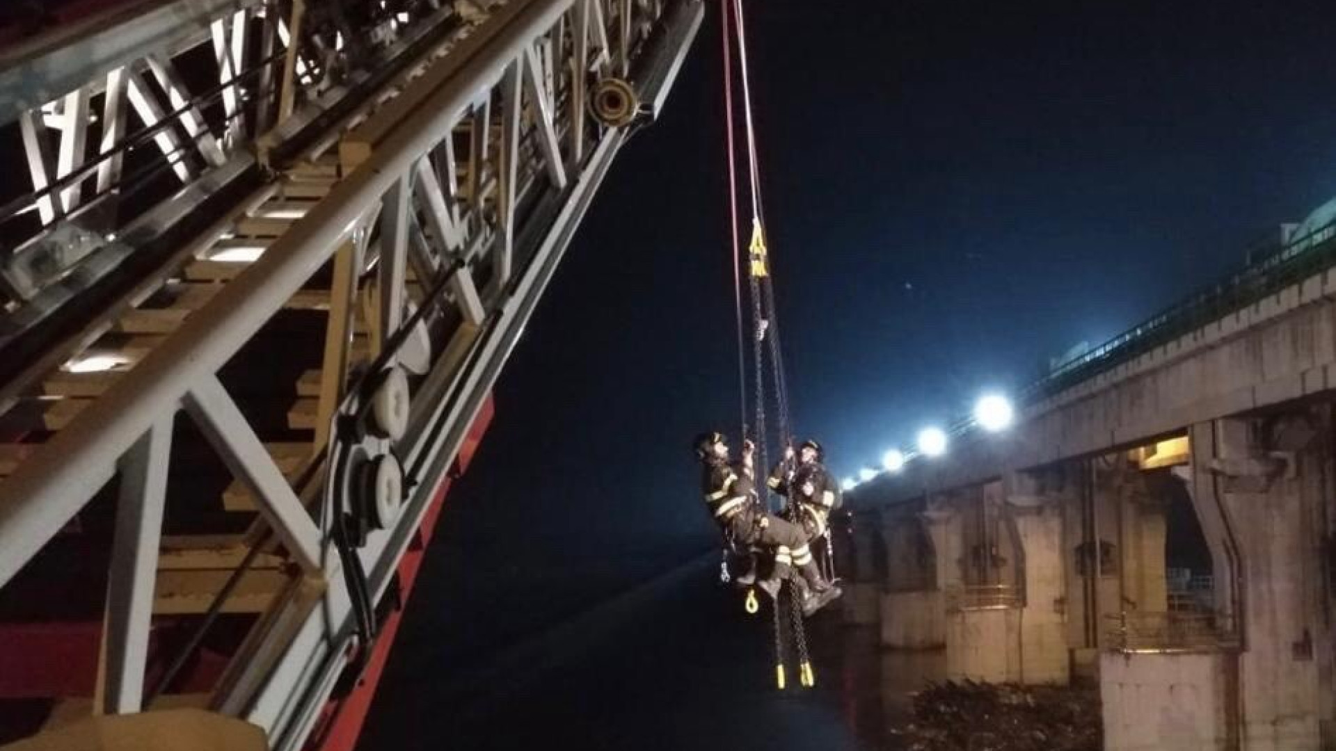 Po verso soglia arancione, chiusa via Nino Bixio. Pontile di 40 metri sradicato e trascinato a Isola Serafini. FOTO