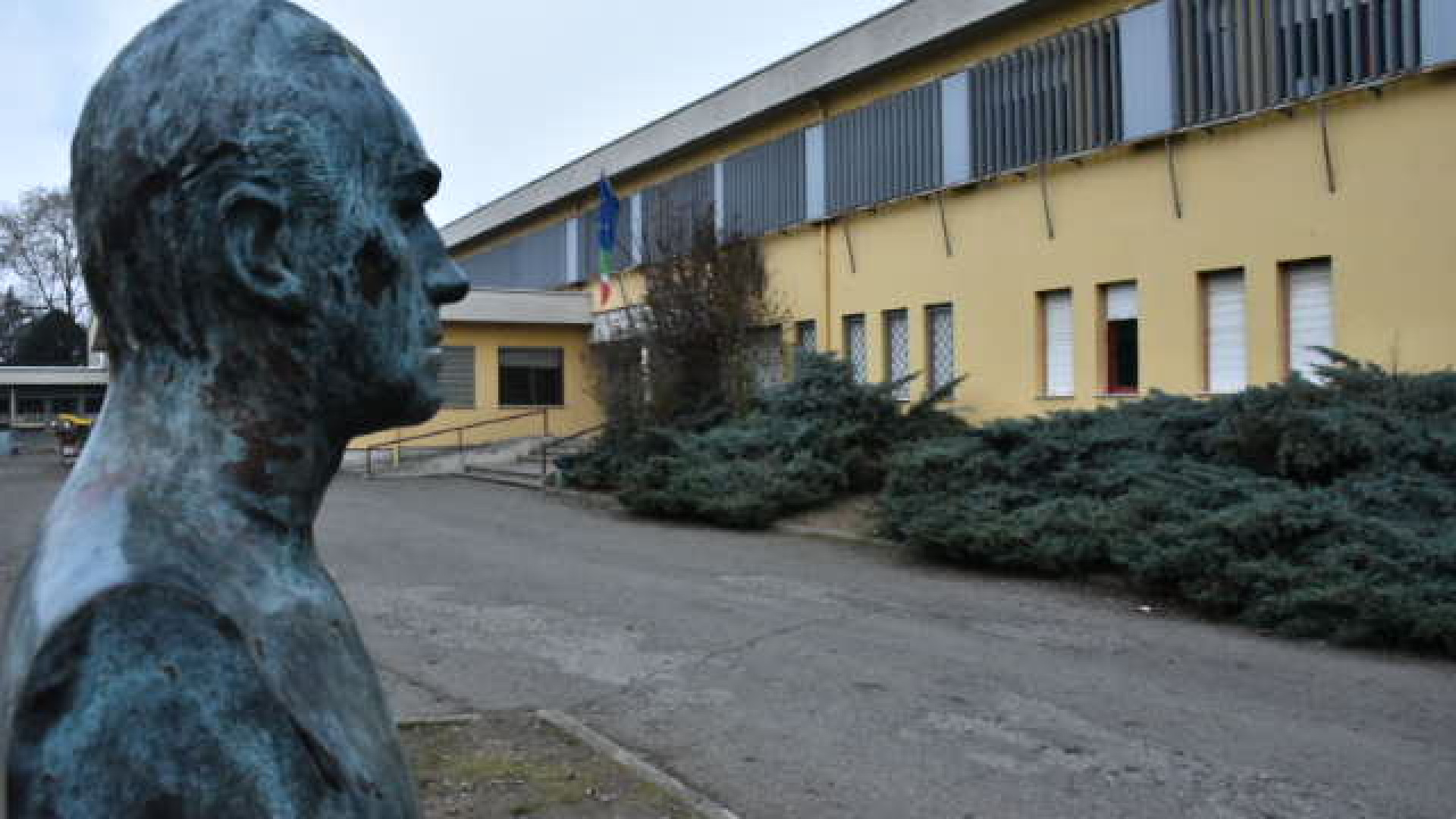 "Risparmio e maggiore visibilità". Nuove luci per scuole ed edifici pubblici