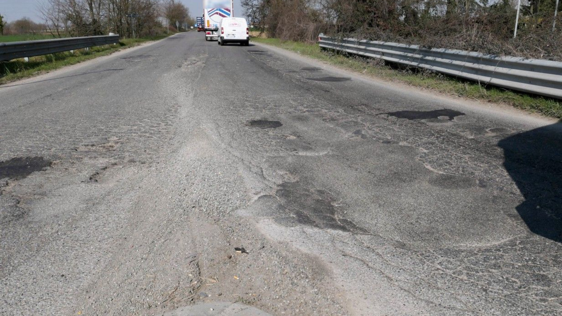 Buche e code di tir. "La 412 di Castello è diventata un'unica lunga camionabile"